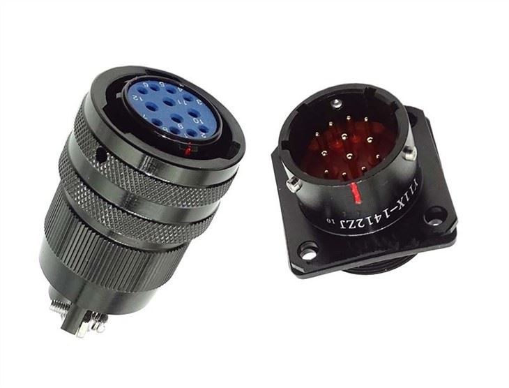 Augstas strāvas vīrišķā un sievišķā pogo tapu savienotājs