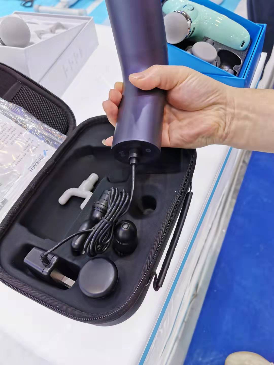 Kā darbojas uzlādes pogo tapa, kas paredzēta Makeup ierīcei?