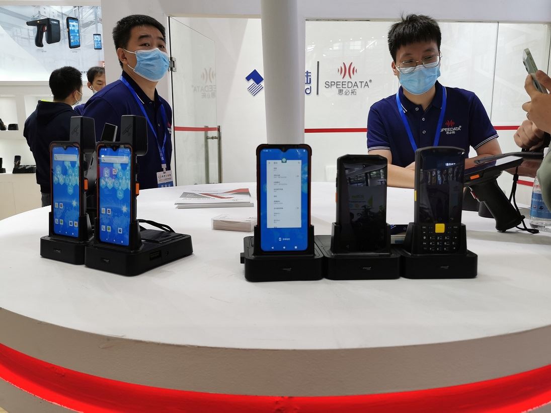 Augstas strāvas uzlādes Pogo tapa attiecas uz PDA